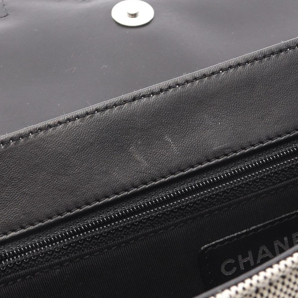 CHANEL Black Leather Shoulder Bag - Picture 10 of 11